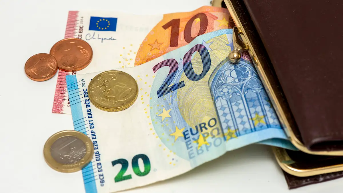 Alte Preise Symbolbild: Geldbörse mit ein paar Euroscheinen und Münzen