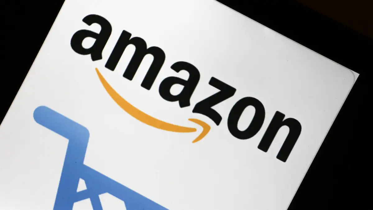 Amazon-Logo mit Warenkorb-Symbol auf einem Smartphone