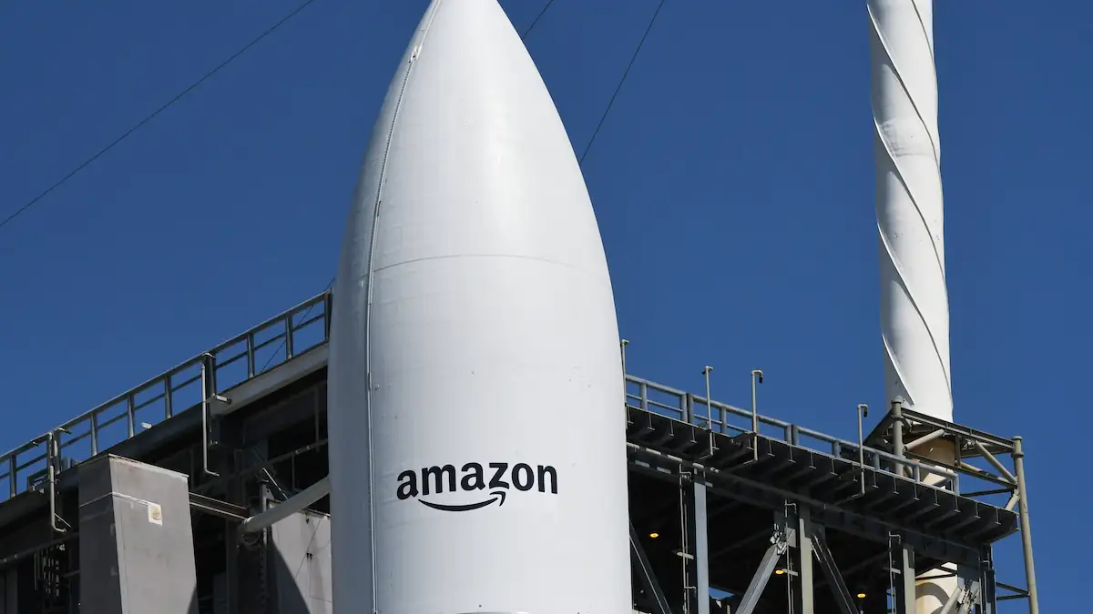 Amazon-Schriftzug an einer Kuiper-Rakete