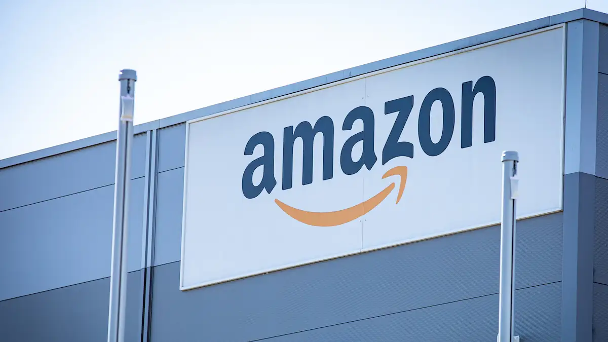Amazon-Schriftzug an einer Lagerhalle des Unternehmens
