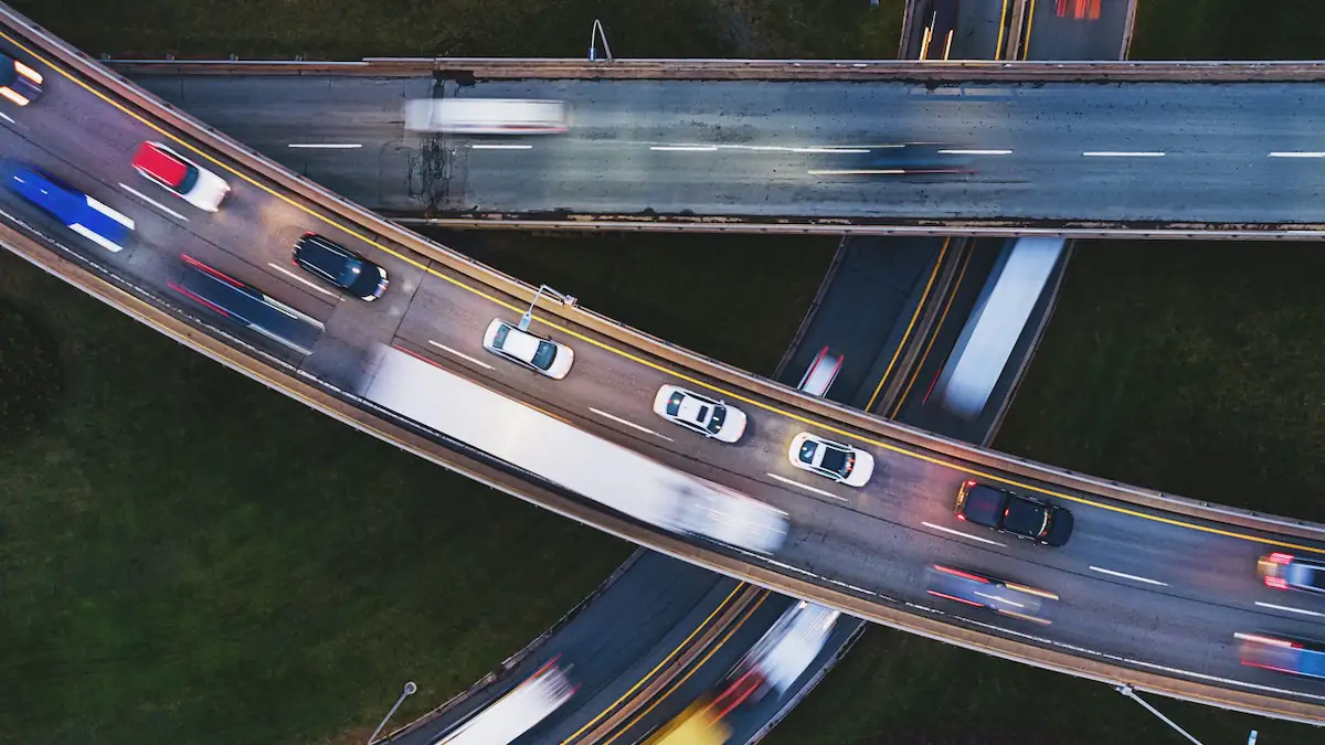 Elektronische Verkehrsschilder: Befahrene Autobahn von oben