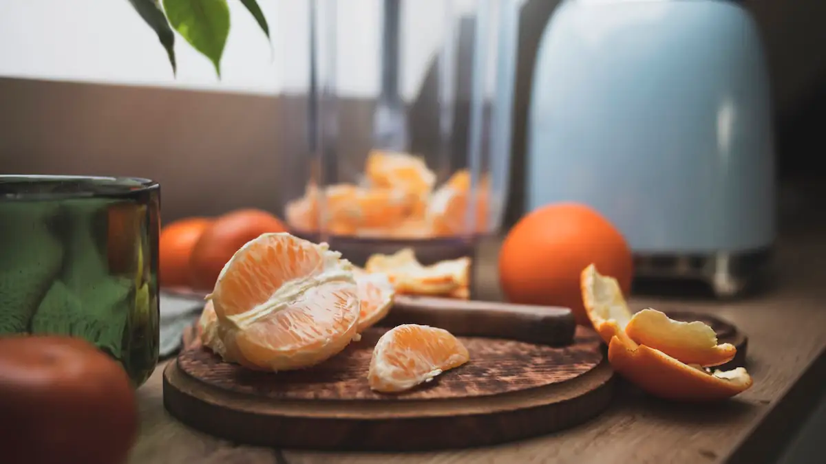 Geschälte Mandarine liegt in der Küche auf einem Brett neben einem Mixer