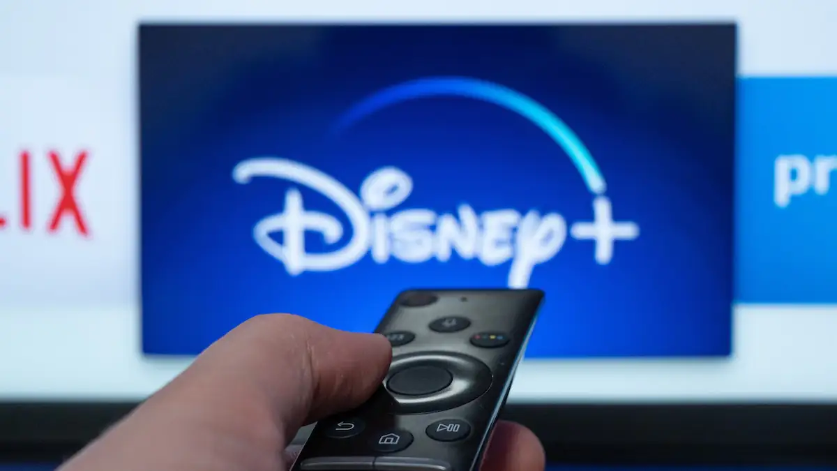 Das Logo des Streaminganbieters Disney+ ist auf einem Fernseher zu sehen.