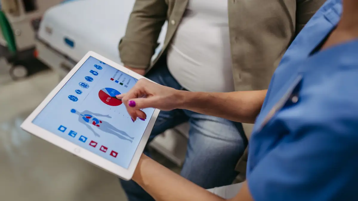 Fettleber Symbolbild:Ärztin bespricht mit Patient Leberwerte