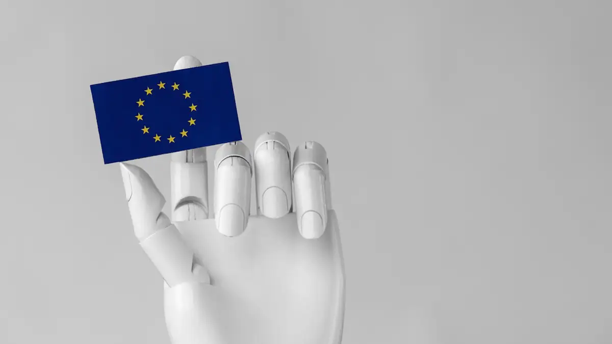 KI in der EU: Roboterhand hält Fahne der Europäischen Union
