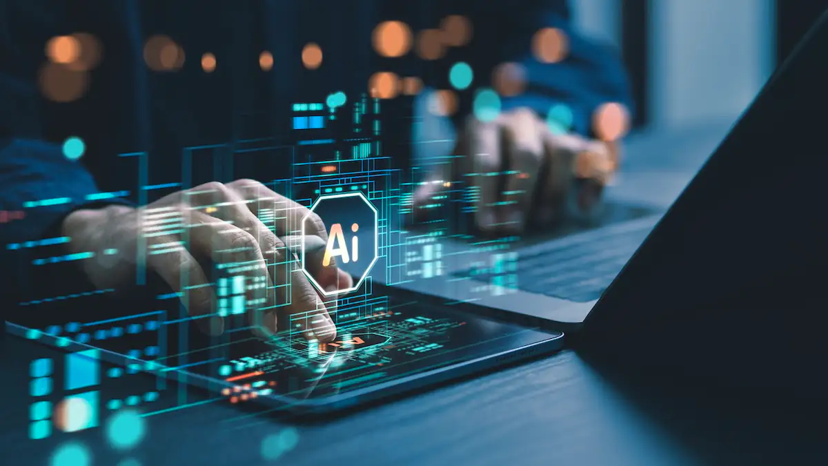 KI im Job: Menschen nutzen Laptops und Computer, um mit KI zu interagieren