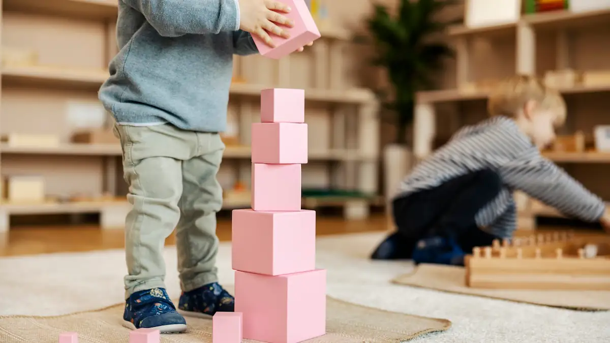 Kind spielt in Kita mit Bauklötzen