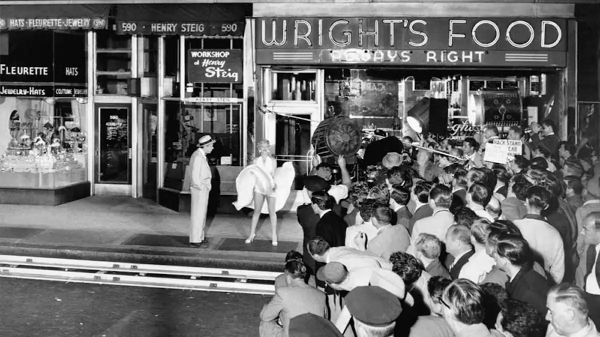 Marilyn Monroe beim Dreh zu „Das verflixte 7. Jahr“, während sie von zahlreichen Paparazzi beobachtet wird