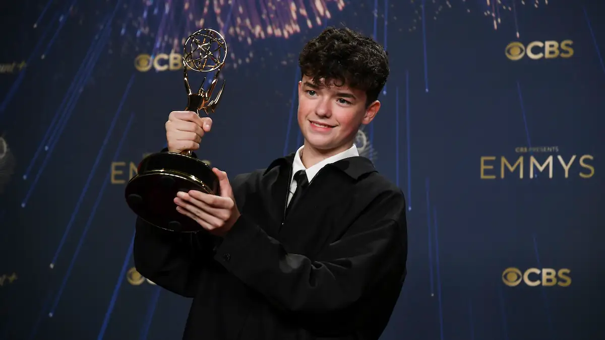 Oewn Cooper nimmt für seine Rolle in der Netflix-Serie „Adolescence“ einen Emmy entgegen