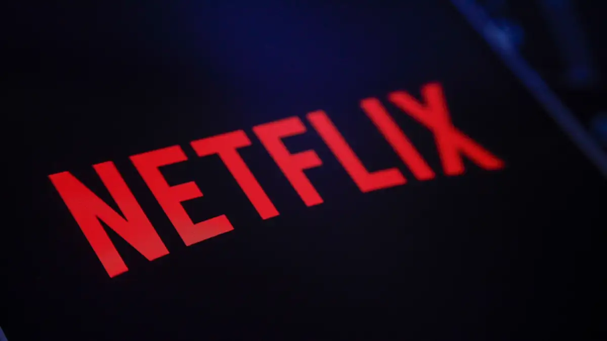 Rotes Netflix-Logo auf schwarzem Hintergrund