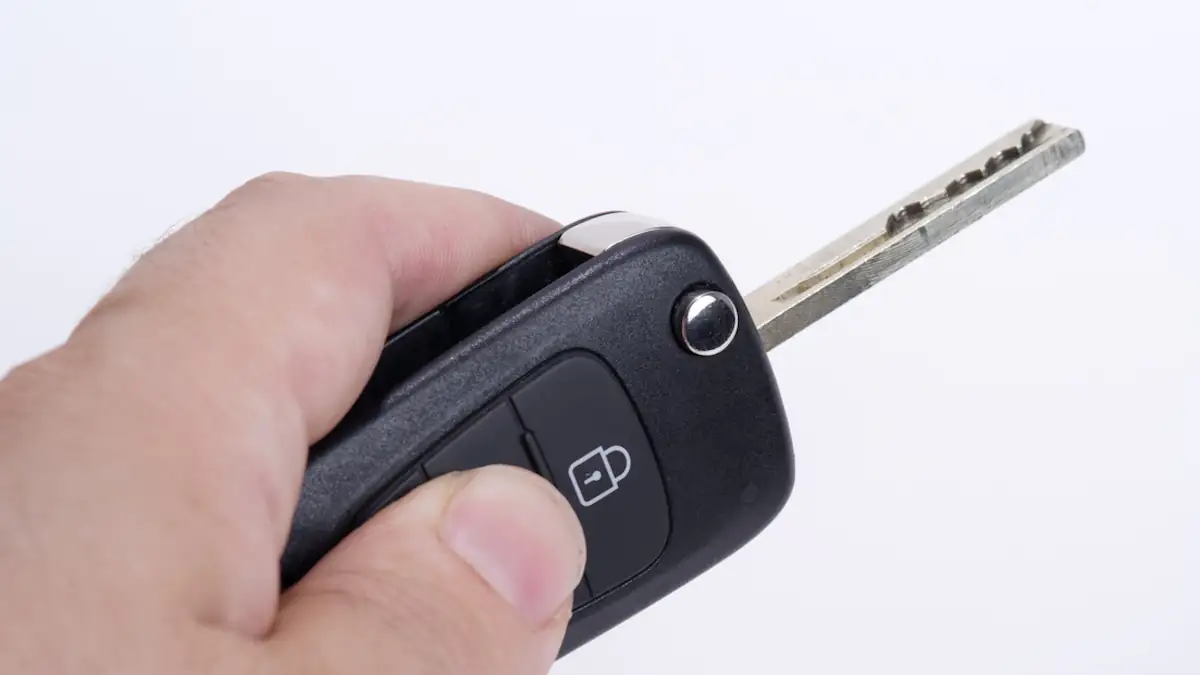 Jemand hält einen Autoschlüssel mit ausgefahrener Klinge in der Hand