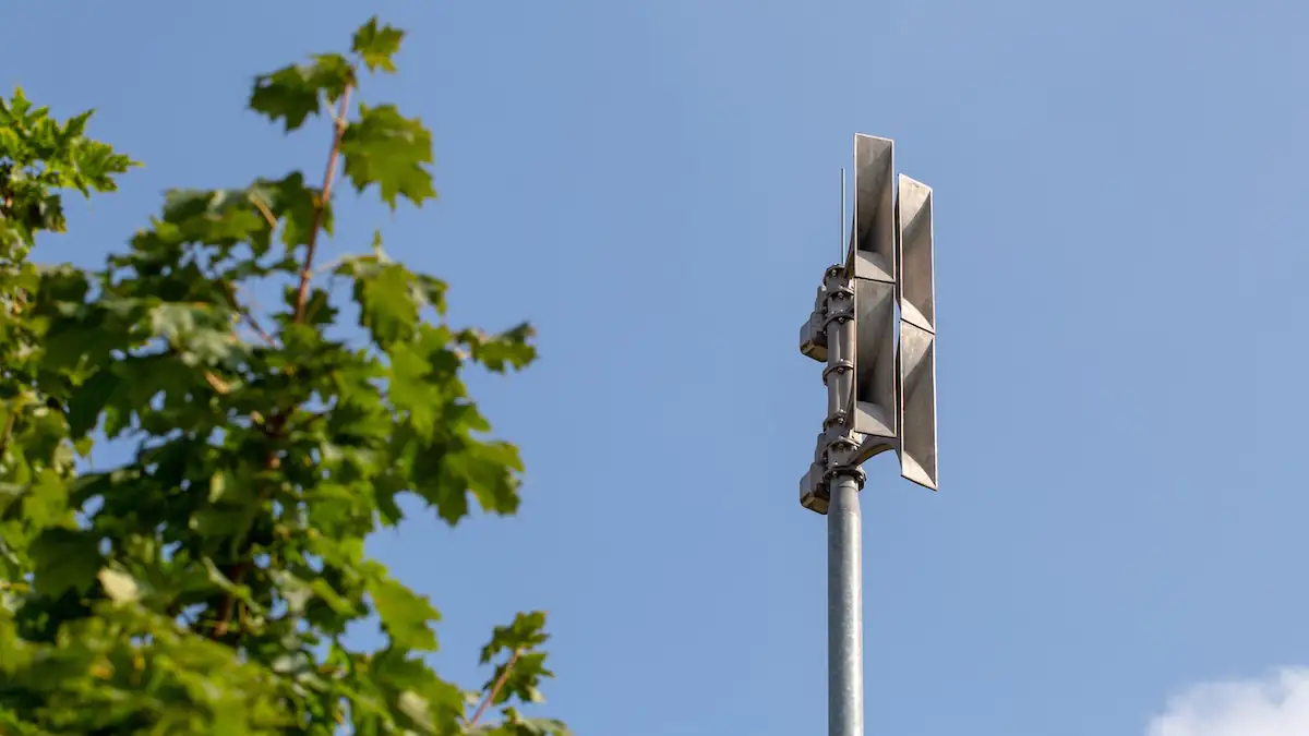 Warnung zum Warntag durch eine Sirene vor blauem Himmel