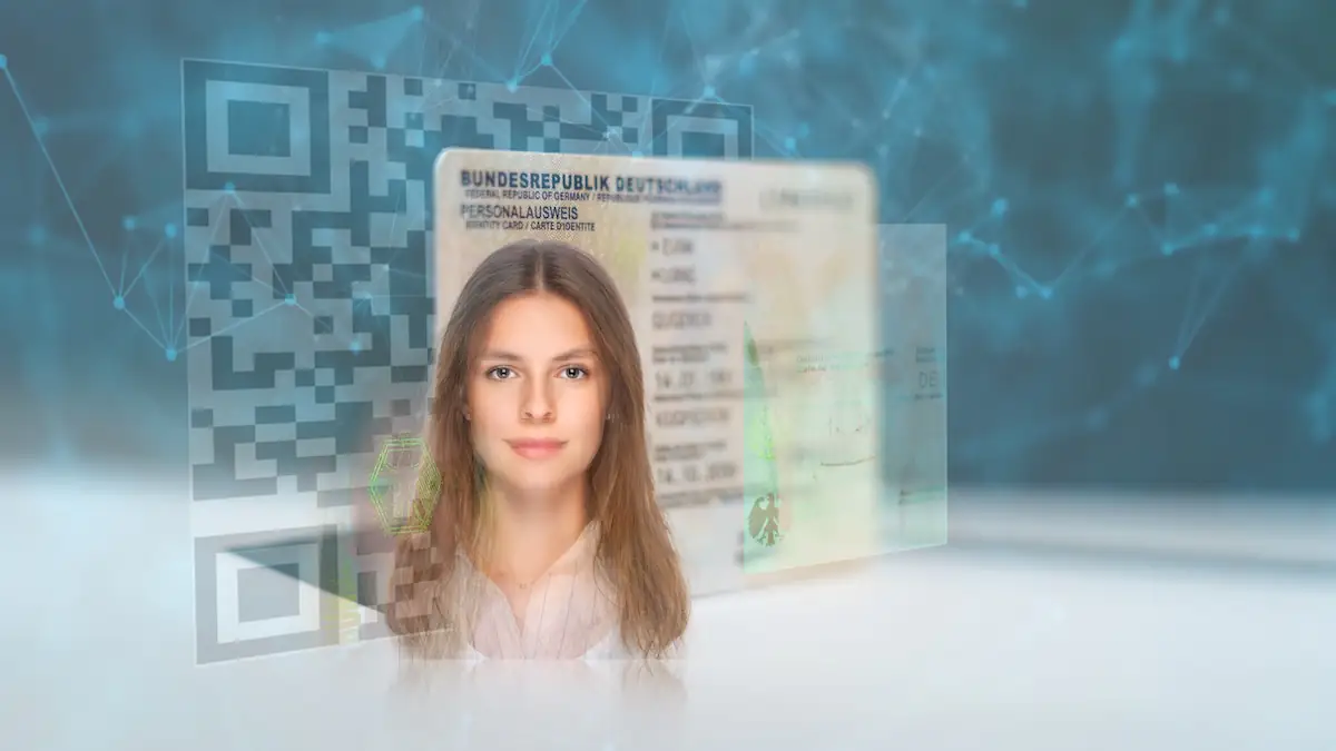 WhatsApp-Betrug mit Ausweis: Bild eines stilisierten Personalausweises der Bundesrepublik Deutschland von einer Frau mit langen hellbraunen Haaren