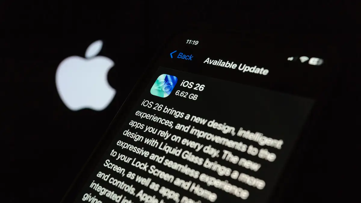 iOS 26: Update-Version mit Apple-Logo im Hintergrund