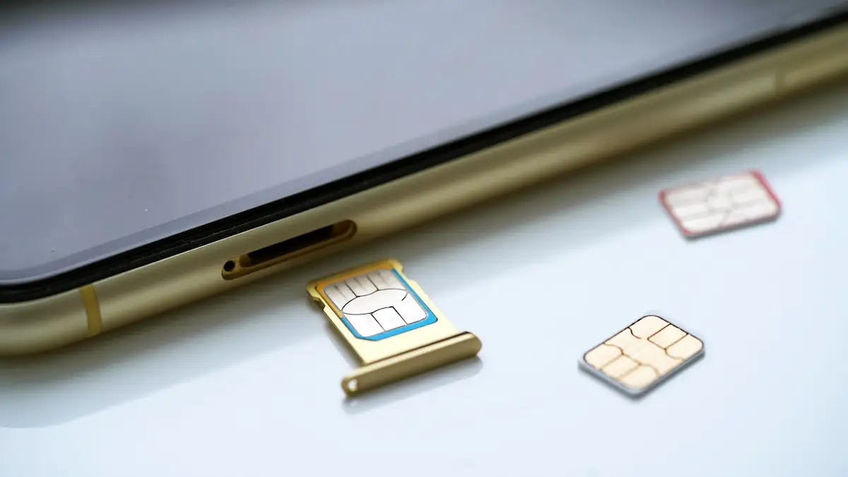 Mehrere SIM-Karten neben einem iPhone