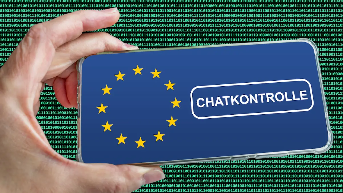 Smartphone vor Code-Buchstaben, dass neben der EU-Flagge das Wort „Chatkontrolle“ zeigt