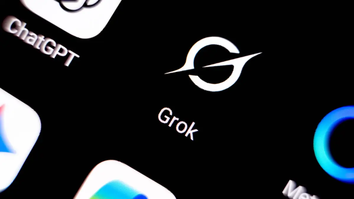 Grokpedia: KI-Bot Grok samt App-Symbol auf einem Bildschirm neben anderen KI-Anwendungen