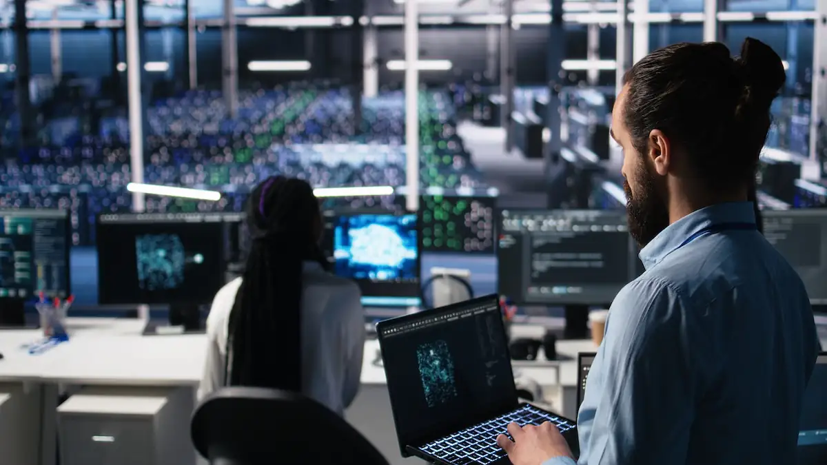 Zwei Personen benutzen KI im Job