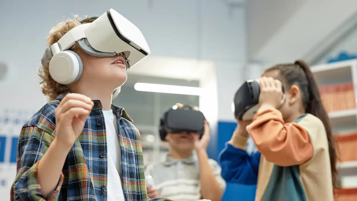 Generation Alpha und KI: Drei Kinder laufen mit AR-Brille herum