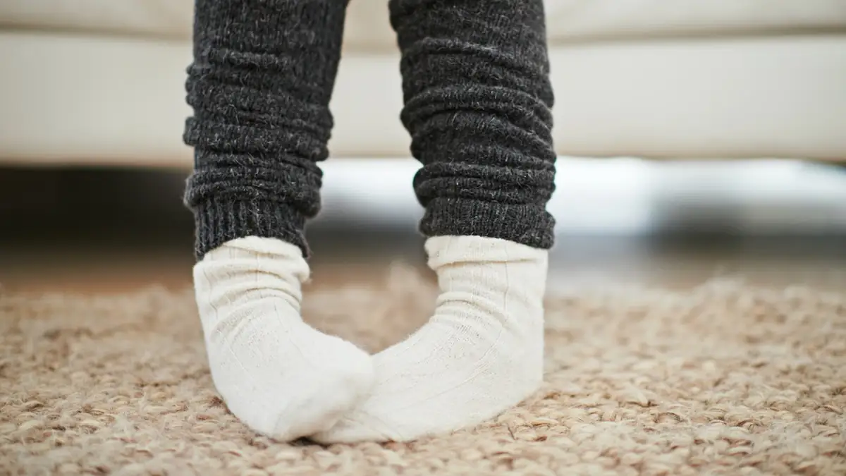 Kalte Füße in dicken warmen Wollsocken