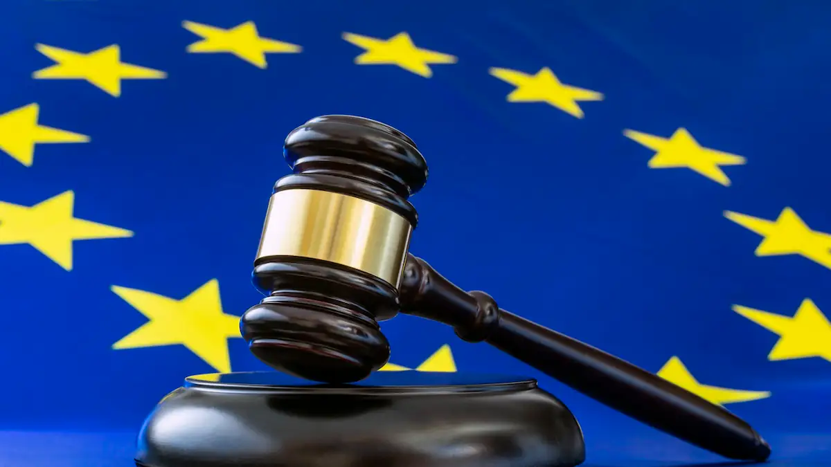 Symbolbild für Klage gegen Facebook in der EU: Gerichtshammer vor EU-Flagge