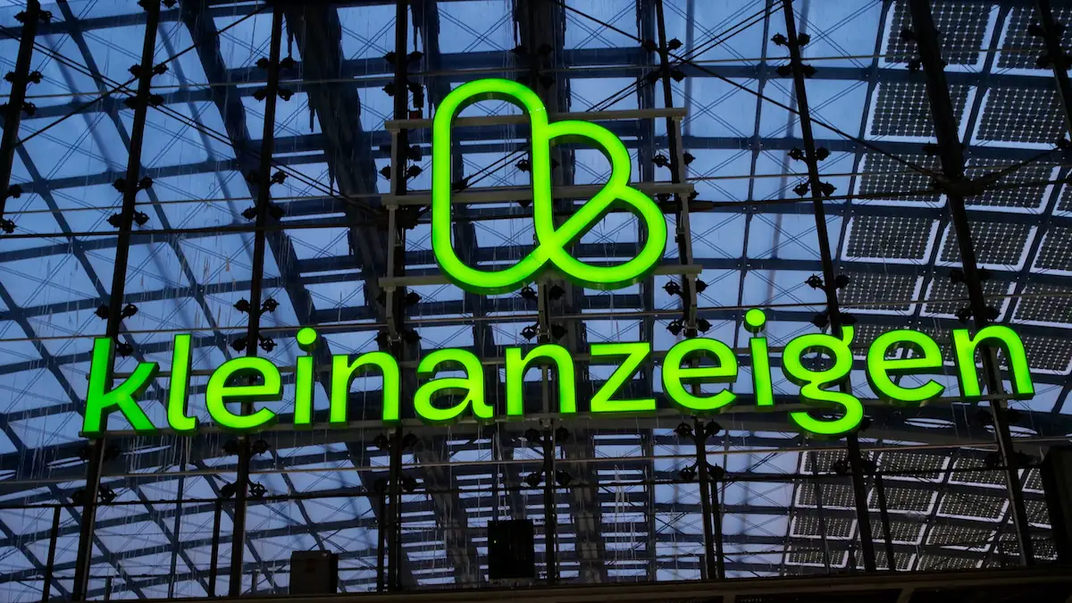 Kleinanzeigen-Logo und Schriftzug an einem Gebäude