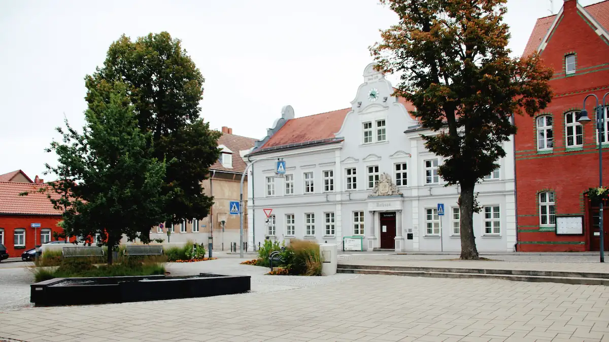 Das Rathaus der Stadt Klötze, davor grüne Bäume