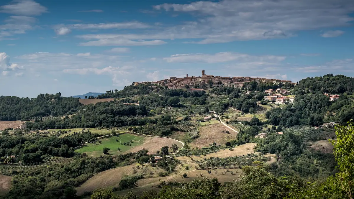 Radicondoli in der Toskana aus der Ferne
