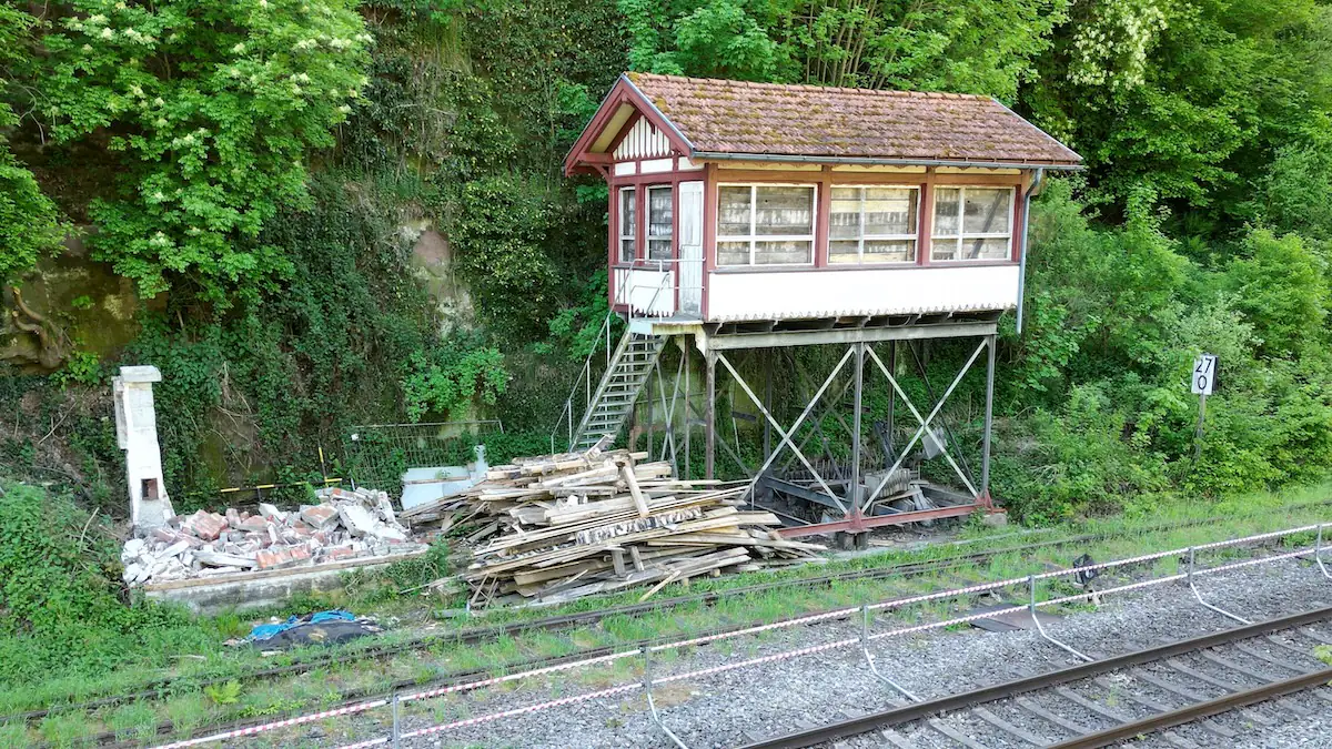 Das ausrangierte Stellwerk 2 der Bahn steht neben Gleisen in der Nähe des ehemaligen Bahnhofs in Calw. Das Gebäude aus der Zeit um 1890 soll umgesetzt werden und als Museumsgebäude erhalten bleiben.