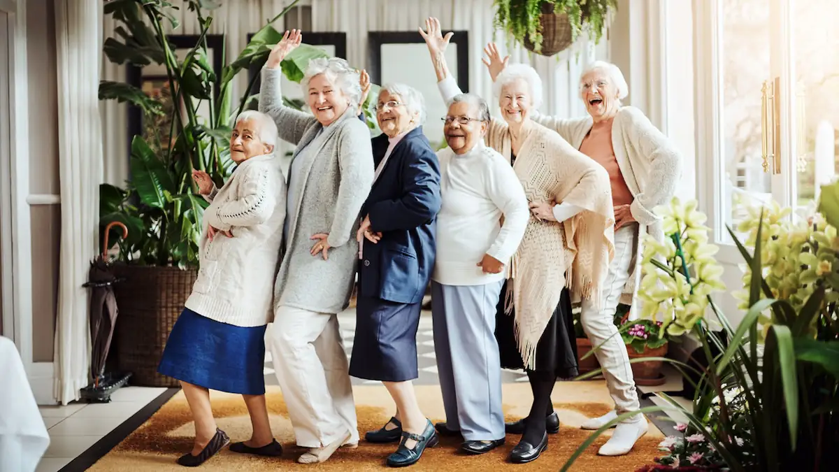 140 Jahre alt werden: Eine Gruppe glücklicher Seniorinnen und Senioren 