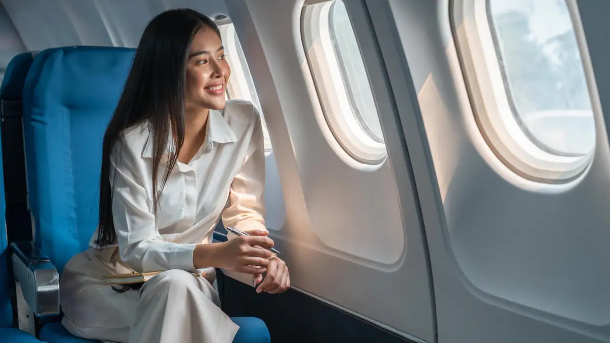 Chicken Check-in: Lächelnde junge Frau sitzt in einem bequemen Sitz an Bord eines Flugzeugs