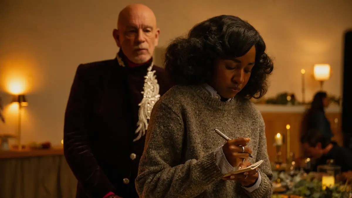 Szene aus dem Horrofilm „Opus“ mit John Malkovich und Ayo Edeberi