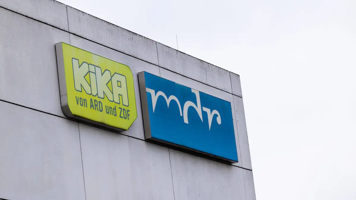 Logo des KiKA und mdr an einer Hauswand