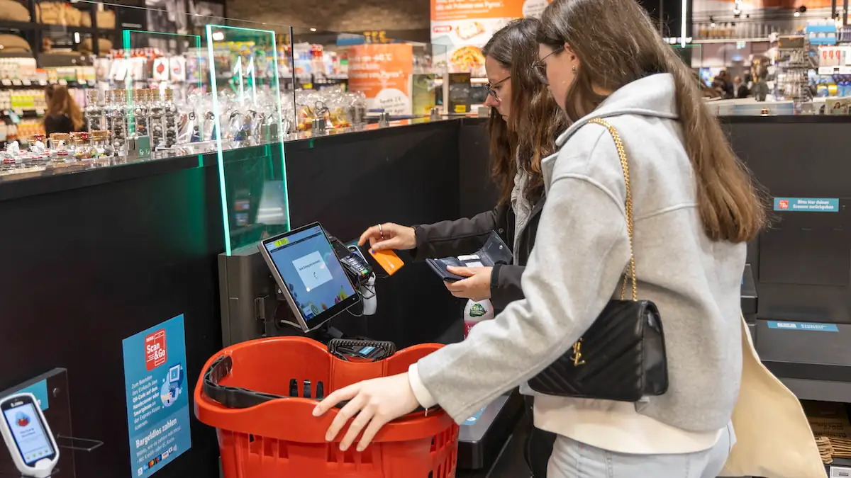 Kleingeld-Trick an SB-Kassen: Zwei Frauen nutzen SB-Kasse bei Rewe