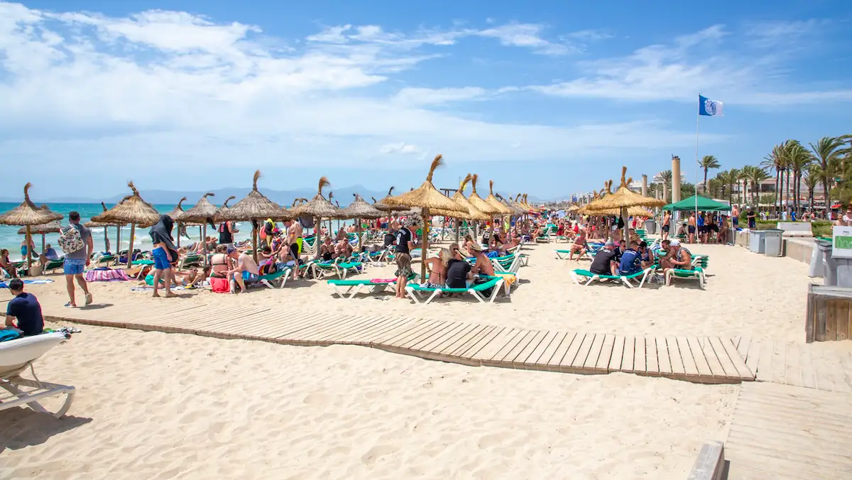 Überfüllter Strand auf Mallorca