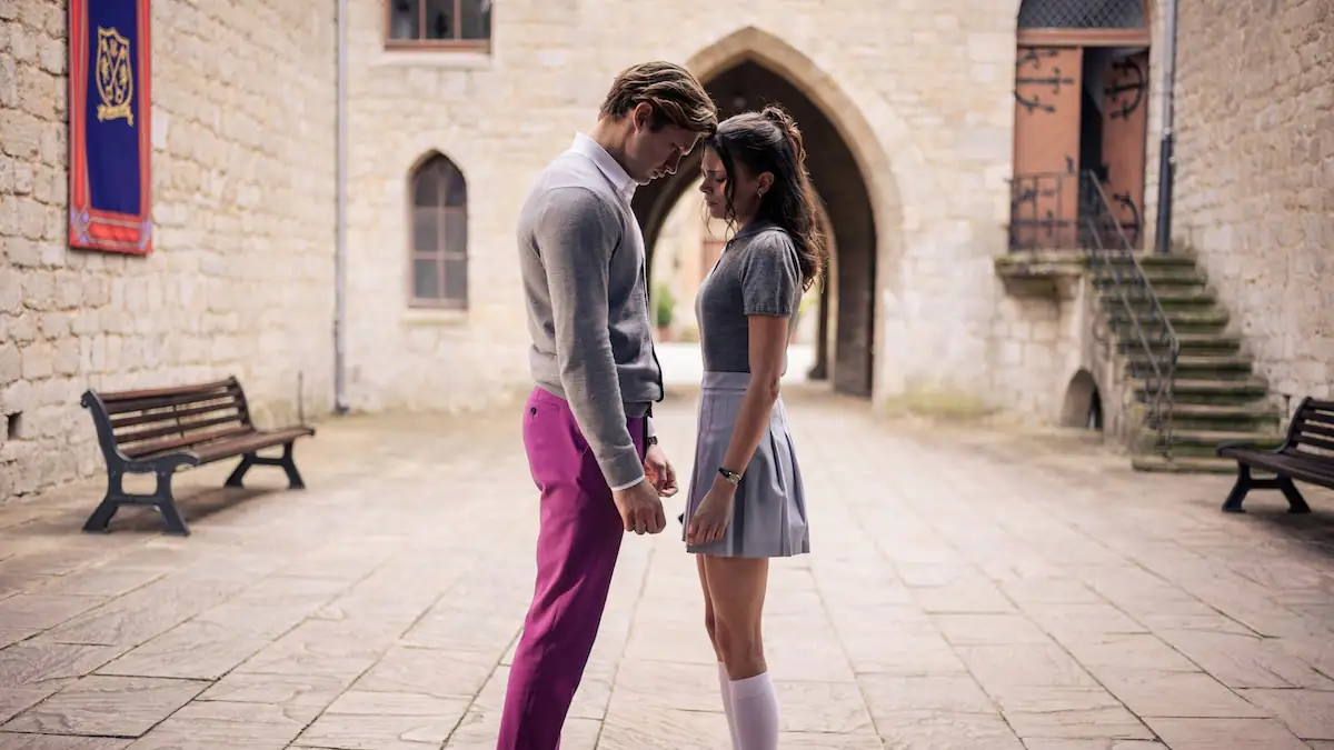 Szene aus „Maxton Hall“ Staffel 2 mit Damian Hardung und Harriet Herbig-Matten