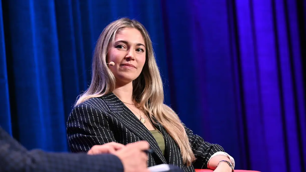 Narzissten erkennen: Dr. Julia Shaw bei einem Penal Talk