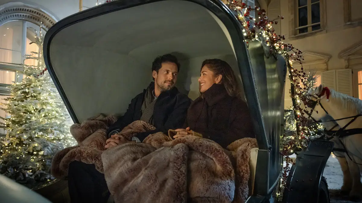 Szene aus „Champagne Problems“ bei Netflix, in der ein Mann und eine Frau im Winter in einer Kutsche sitzen