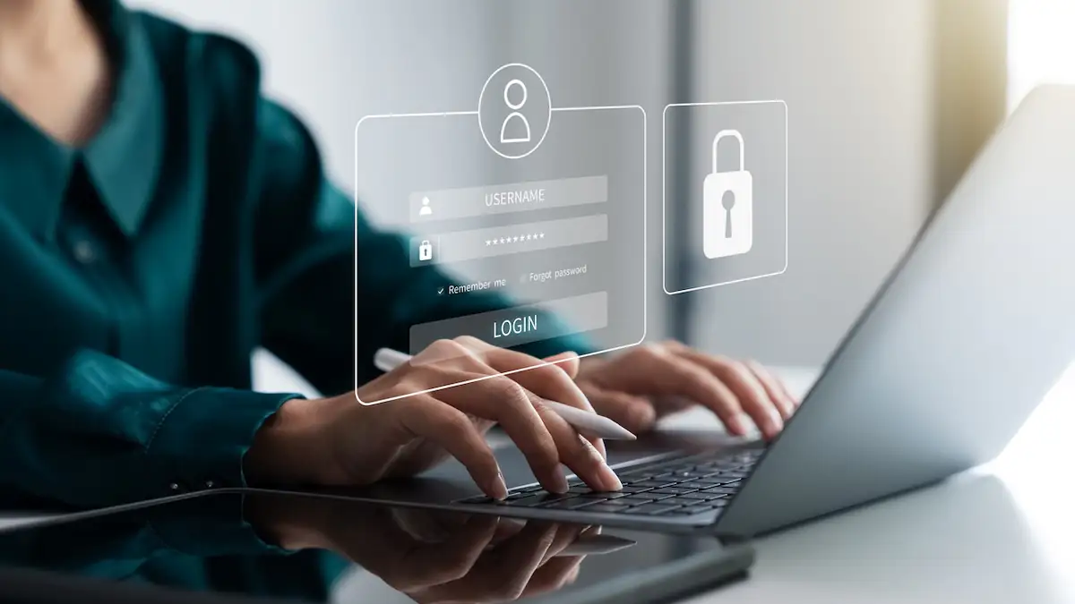 Frau gibt am Laptop Nutzernamen und Passwörter ein