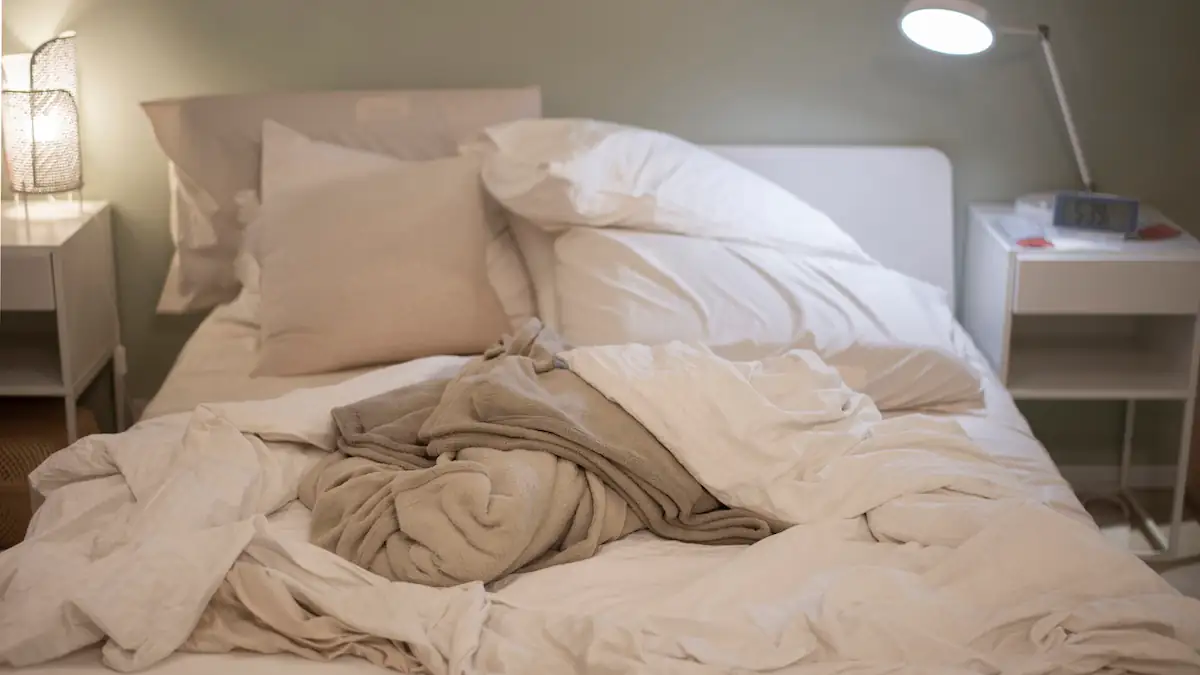 Potato Bed: Unordentliches Bett mit vielen Decken und Kissen