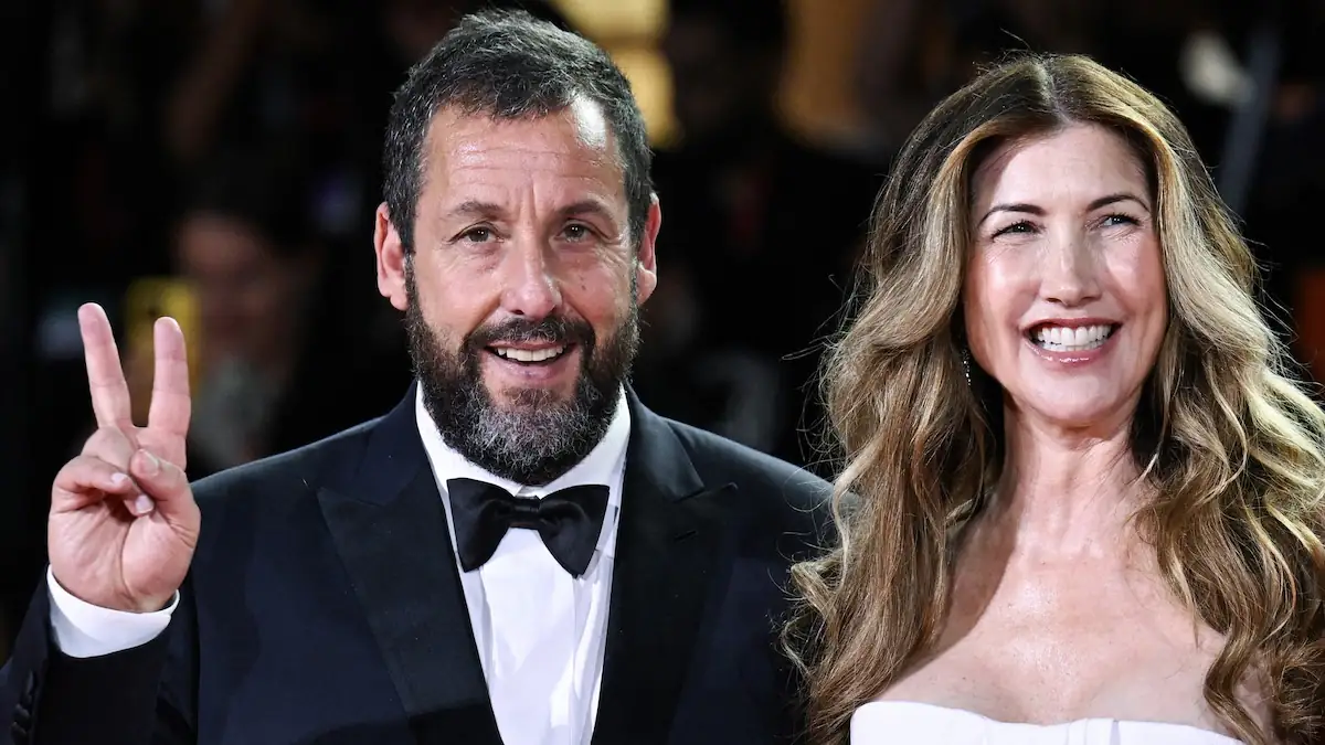 Schauspieler Adam Sandler im Smoking mit seiner Frau