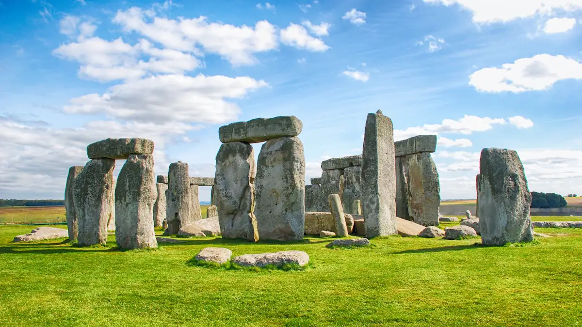 Stonehenge vor blauem Himmel