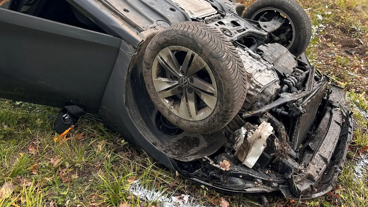 Nach einer Verfolgungsjagd zerstörter Pkw, der auf seinem Dach liegt