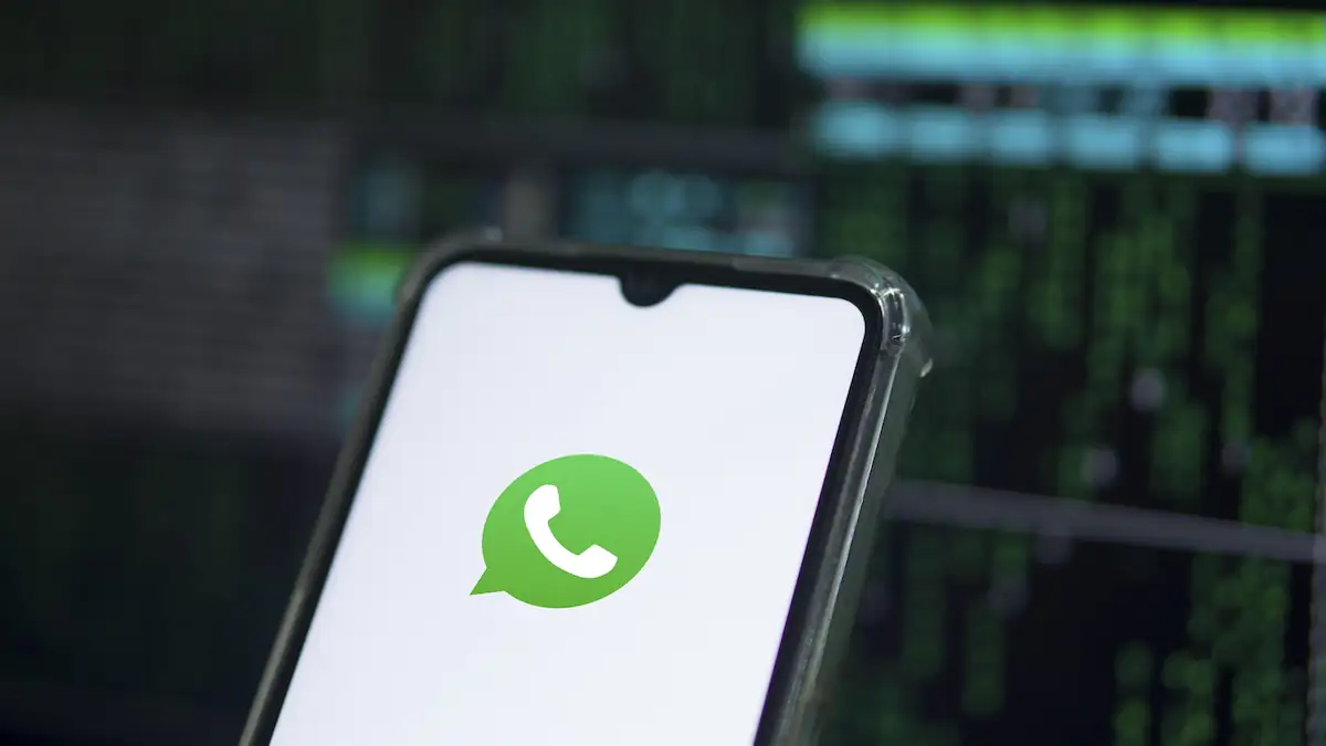 WhatsApp-Logo auf einem Smartphone
