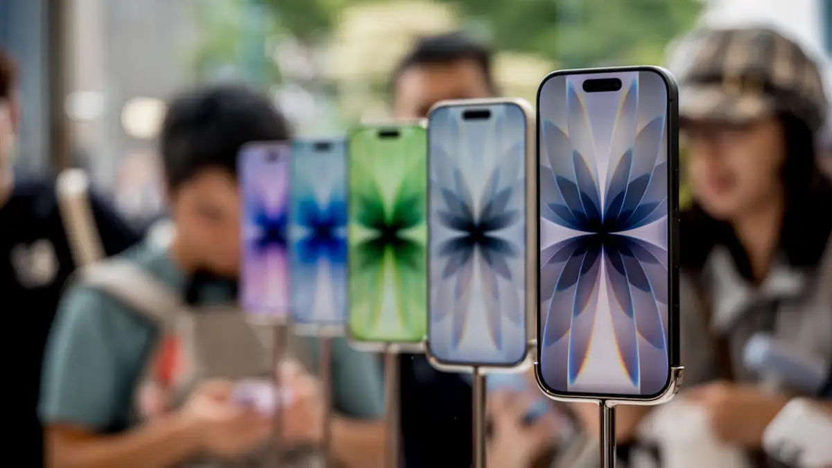 Mehrere iPhone-17-Modelle bei einer Ausstellung in einer Reihe