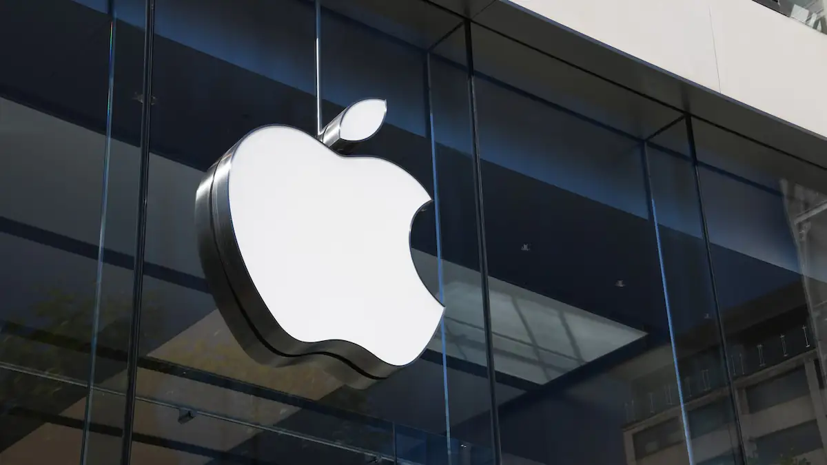 iPhone Fold Symbolbild: Apple-Logo an einer Glasfront