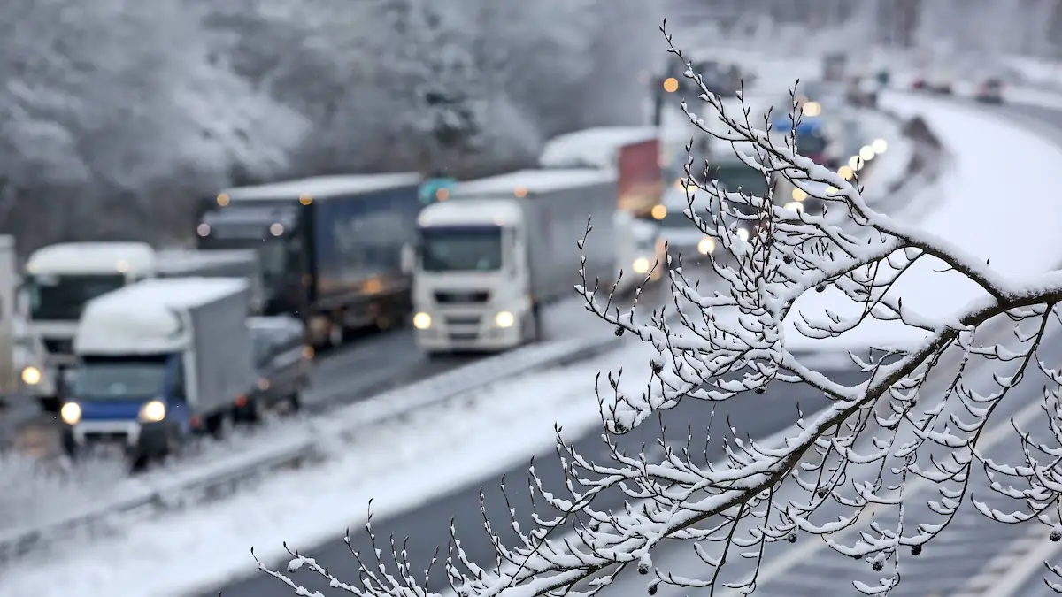 Abfahrverbot in Österreich, Tirol, im Winter: Autos stehen bei Schnee im Stau