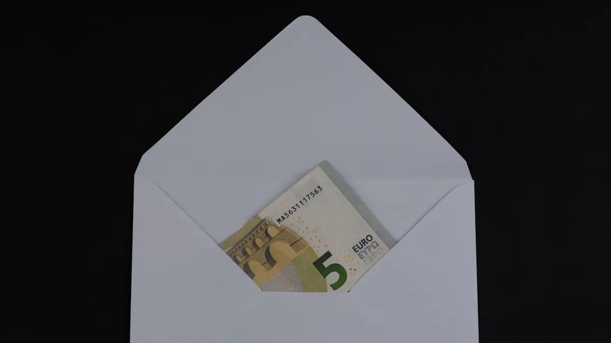 5 Euro Bargeld in einem Briefumschlag