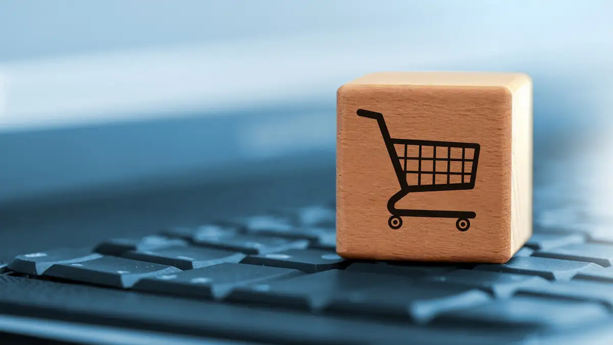 Neuer Button beim Online-Shopping Symbolbild: Baustein mit Warenkorb-Symbol steht auf einer Tastatur