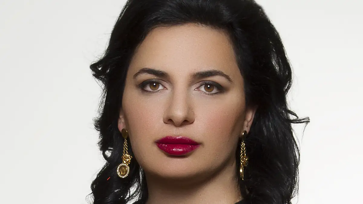 Dr. Ruja Ignatova vor weißem Hintergrund